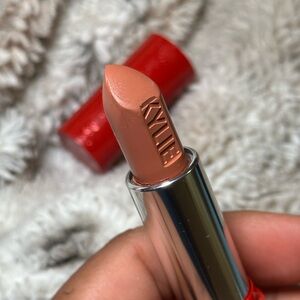 LE Kylie Cosmetics ‘Coming to Town’ Holiday Collection Lipstick